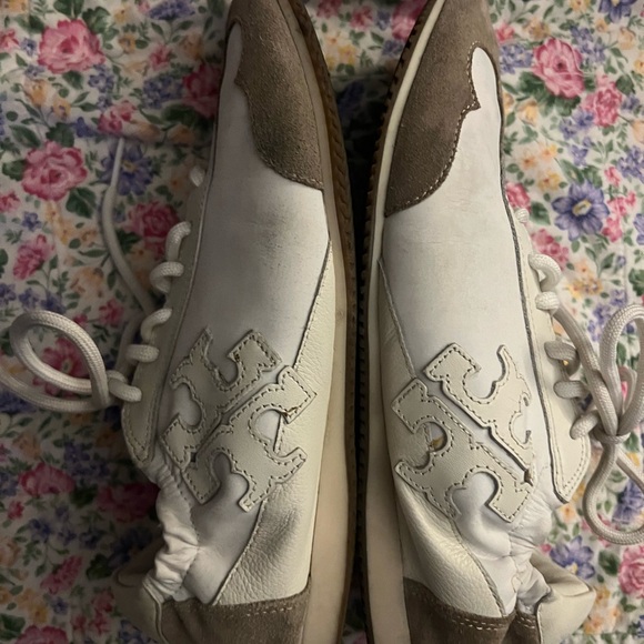 Tory Burch, authentic Tory Burch white leather cute comfy shoes. Size 7.5 - Picture 3 of 7